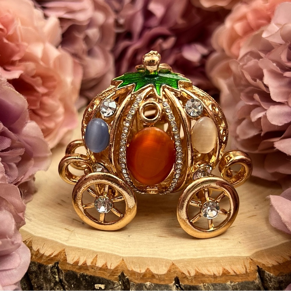 Cinderella’s Royal Gold and Crystal Carriage Keychain Charm - Picture 2 of 14